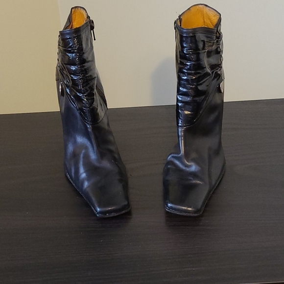 Ladies genuine black leather Italian boots - Picture 3 of 4